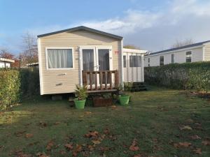加斯泰Les Pins del Sol - camping la réserve的院子内有门廊的小房子