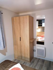 Les Pins del Sol - camping la réserve客房内的一张或多张床位
