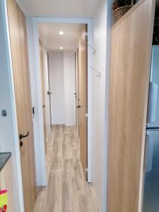 Les Pins del Sol - camping la réserve的厨房或小厨房