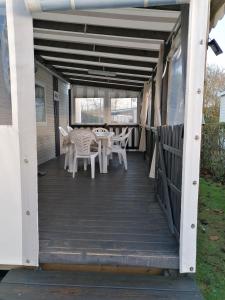 Les Pins del Sol - camping la réserve的阳台或露台