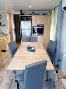 Les Pins del Sol - camping la réserve的厨房或小厨房