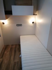 Les Pins del Sol - camping la réserve客房内的一张或多张床位