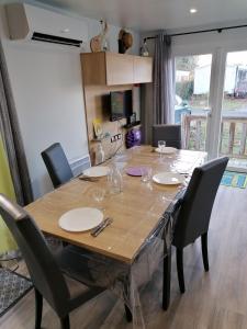 Les Pins del Sol - camping la réserve的休息区