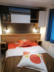 加斯泰Les Pins del Sol - camping la réserve的一间卧室配有一张大床,配有防过敏床