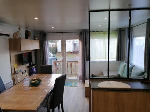 Les Pins del Sol - camping la réserve的厨房或小厨房