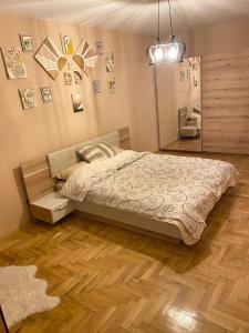 מיטה או מיטות בחדר ב-Spacious Apartment for yourself OR private room w shared bathrooms
