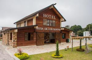a hotel with a sign that reads massey del lies services at Hotel Mesa De Los Santos in Los Curos