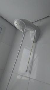 a shower head on the wall in a bathroom at Apartamento aconchegante em Bento Gonçalves, próximo ao vale dos vinhedos in Bento Gonçalves