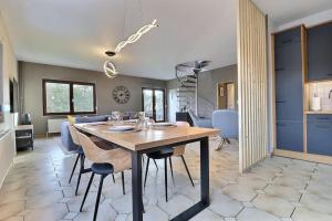 cocina y comedor con mesa y sillas en Terra - appartement à deux pas du bord de Meuse entre Namur et Dinant, en Profondeville