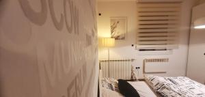 Postel nebo postele na pokoji v ubytování Sleep and drive Suites