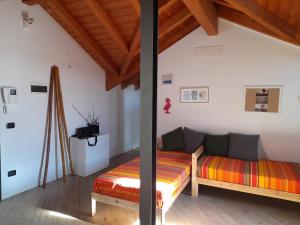 uma sala de estar com um sofá e uma mesa em A Casa di Sole Arese em Arese