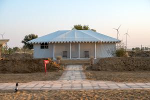 山姆Karwaan Jaisalmer的蓝色屋顶的白色小建筑