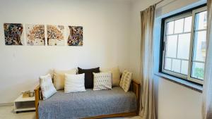アルブフェイラにあるBicos 101 by Check-in Portugalのベッドルーム1室(枕付きのベッド1台、窓付)