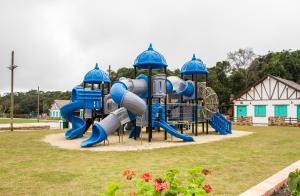 Los CurosHotel Mesa De Los Santos的公园内的游乐场,带水滑梯