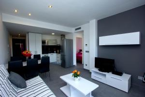 Μια τηλεόραση ή/και κέντρο ψυχαγωγίας στο InmoSantos Apartaments Nuria