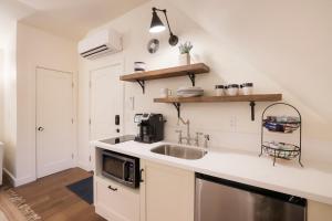 Dapur atau dapur kecil di New Tudor Cottage one block from Chico State and downtown with private garage