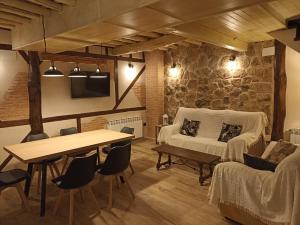 pokój z łóżkiem, stołem i krzesłami w obiekcie El Cascanueces - Casa Rural w mieście Candelario