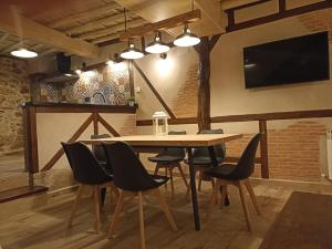 Telewizja i/lub zestaw kina domowego w obiekcie El Cascanueces - Casa Rural