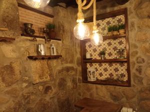 pokój ze ścianą z kamienia z lustrem i oświetleniem w obiekcie El Cascanueces - Casa Rural w mieście Candelario +37 zdjęć
