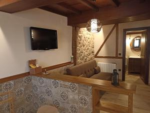 Telewizja i/lub zestaw kina domowego w obiekcie El Cascanueces - Casa Rural