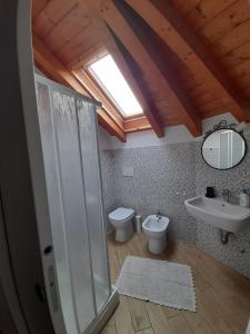 A Casa di Sole Arese في أريسي: حمام مع دش ومرحاض ومغسلة