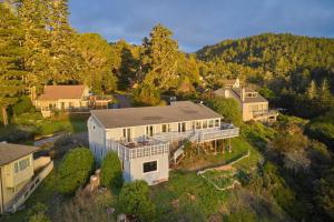 Vaade majutusasutusele Pacific Coast House with Private Hot Tub! linnulennult