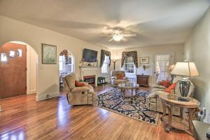 sala de estar con muebles y ventilador de techo. en Homeplace with Yard - 10 Mi to Jenny Wiley!, en Paintsville