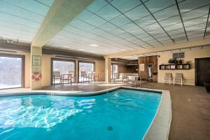 ein großer Pool in einem Hotelzimmer in der Unterkunft Renovated Dover Condo - Steps to Ski Shuttle! in Dover