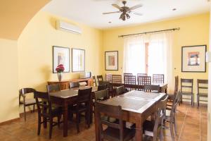 une salle à manger avec des tables et des chaises et un ventilateur de plafond dans l'établissement Casa Rural Aire, à Fuente de Piedra