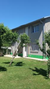 ein Gebäude mit einer Treppe im Hof in der Unterkunft RyG Apartments in San Carlos de Bariloche
