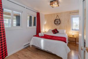 Ліжко або ліжка в номері Spa, sauna et foyer : Le Phare de Baie-Saint-Paul