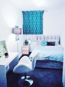 Posteľ alebo postele v izbe v ubytovaní COSY DOUBLE ROOM CLOSE TO UNIVERSITY OF BRADFORD AND CITY CENTRE
