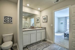 une salle de bain avec toilettes et lavabo dans l'établissement Lithonia Townhome about 7 Mi to Stone Mountain Park!, à Lithonia