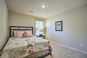 une chambre avec un lit et une fenêtre dans l'établissement Lithonia Townhome about 7 Mi to Stone Mountain Park!, à Lithonia