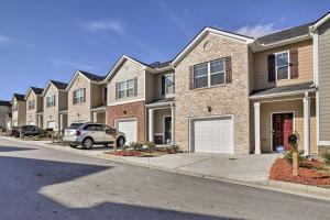 une rangée de maisons avec une voiture garée dans une rue dans l'établissement Lithonia Townhome about 7 Mi to Stone Mountain Park!, à Lithonia