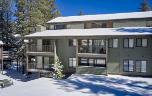Το St Anton Wooded View 2-Bedroom Condos with Ski Lockers τον χειμώνα