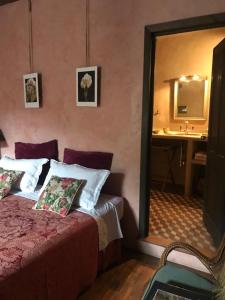 una camera con letto, lavandino e specchio di Via Col Tempo a Pigna