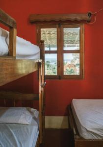 two bunk beds in a room with a window at Hostel Santa Cruz Ometepe in Altagracia