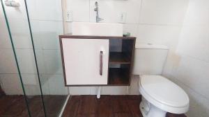y baño con aseo blanco y lavamanos. en Marco Zero Containers 3, en Balneário Camboriú