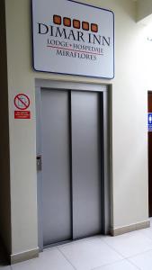 um sinal por cima de uma porta num edifício em Hospedaje Dimar Inn em Lima