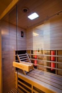 Habitación con pared de cristal y cama. en Appartement avec sauna au pied de la citadelle en Besanzón