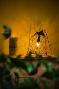 eine kleine Laterne mit einer Kerze auf dem Tisch in der Unterkunft Appartement avec sauna au pied de la citadelle in Besançon