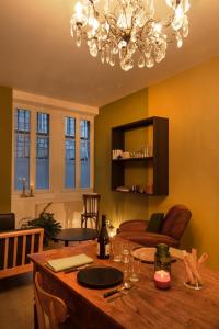 a dining room with a table and a chandelier at Appartement avec sauna au pied de la citadelle in Besançon