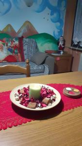un plato de comida en una mesa con una vela en Colori nel parco en Cesiomaggiore