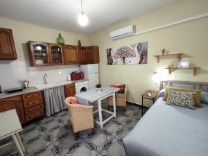 a kitchen with a bed and a table in a room at Acogedor Alojamiento in Membrilla