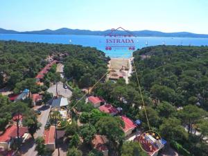 una vista aérea de un parque de atracciones con una montaña rusa en ESTRADA mobile home, en Biograd na Moru