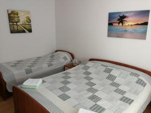 Posteľ alebo postele v izbe v ubytovaní APARTMANI BAN