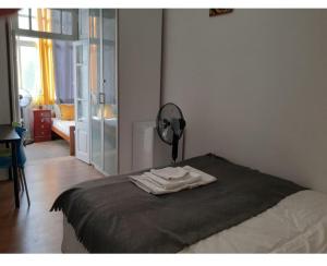 ein Schlafzimmer mit einem Bett und einem Ventilator in der Unterkunft #Private room C in Lissabon