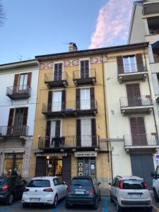 a building with cars parked in front of it at Casa vacanza sole lago… in Intra