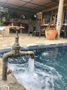 una fuente de agua frente a una piscina en Casa Concon Piscina y Terraza Vista Al Mar, en Concón